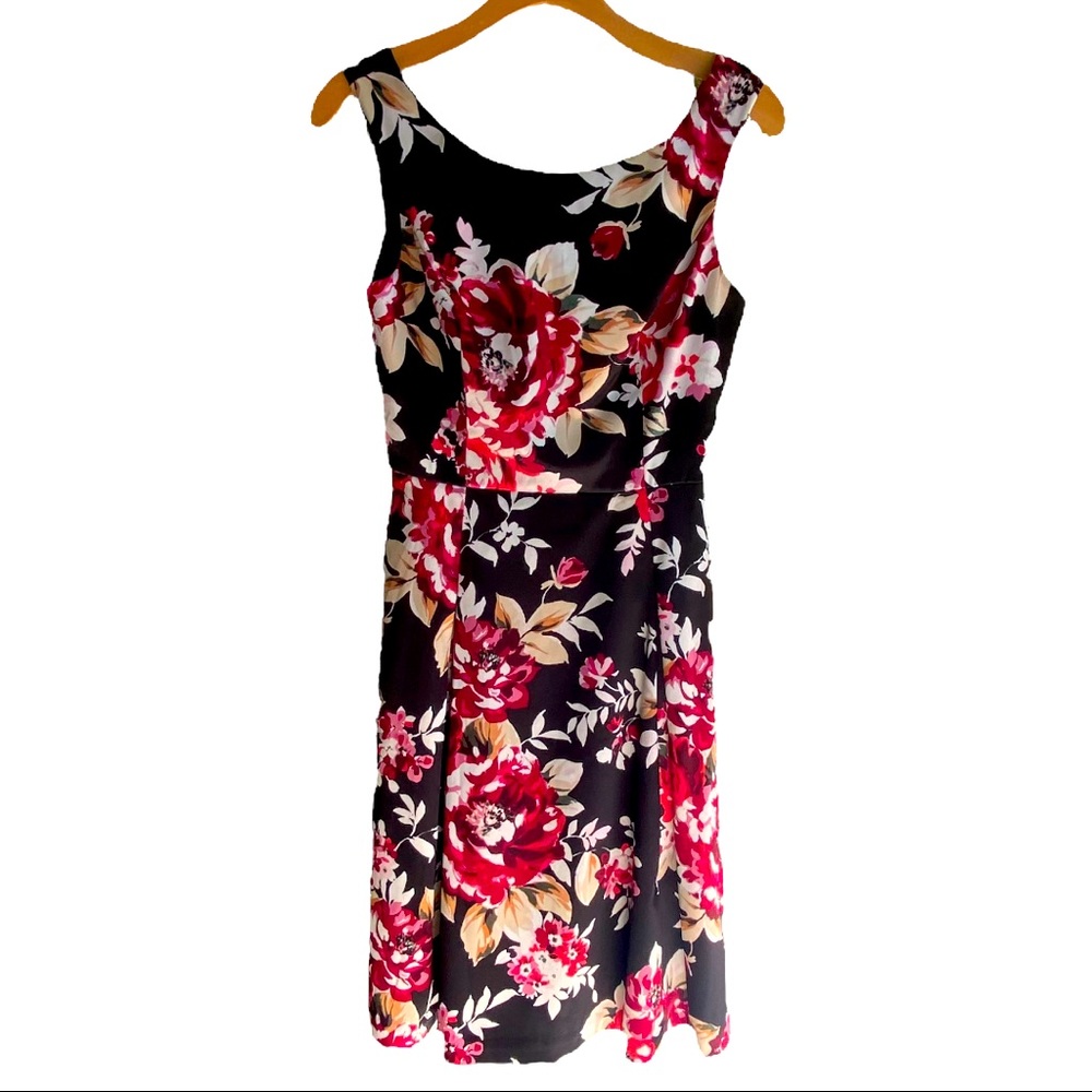 Absolutely beautiful big floral dress. Size 2. White House/Black Market